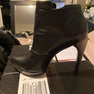 HL-Mercer style Herve Leger black leather booties